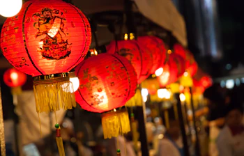 Røde kinesiske lygter oplyst om natten under asiatisk festival i Kina