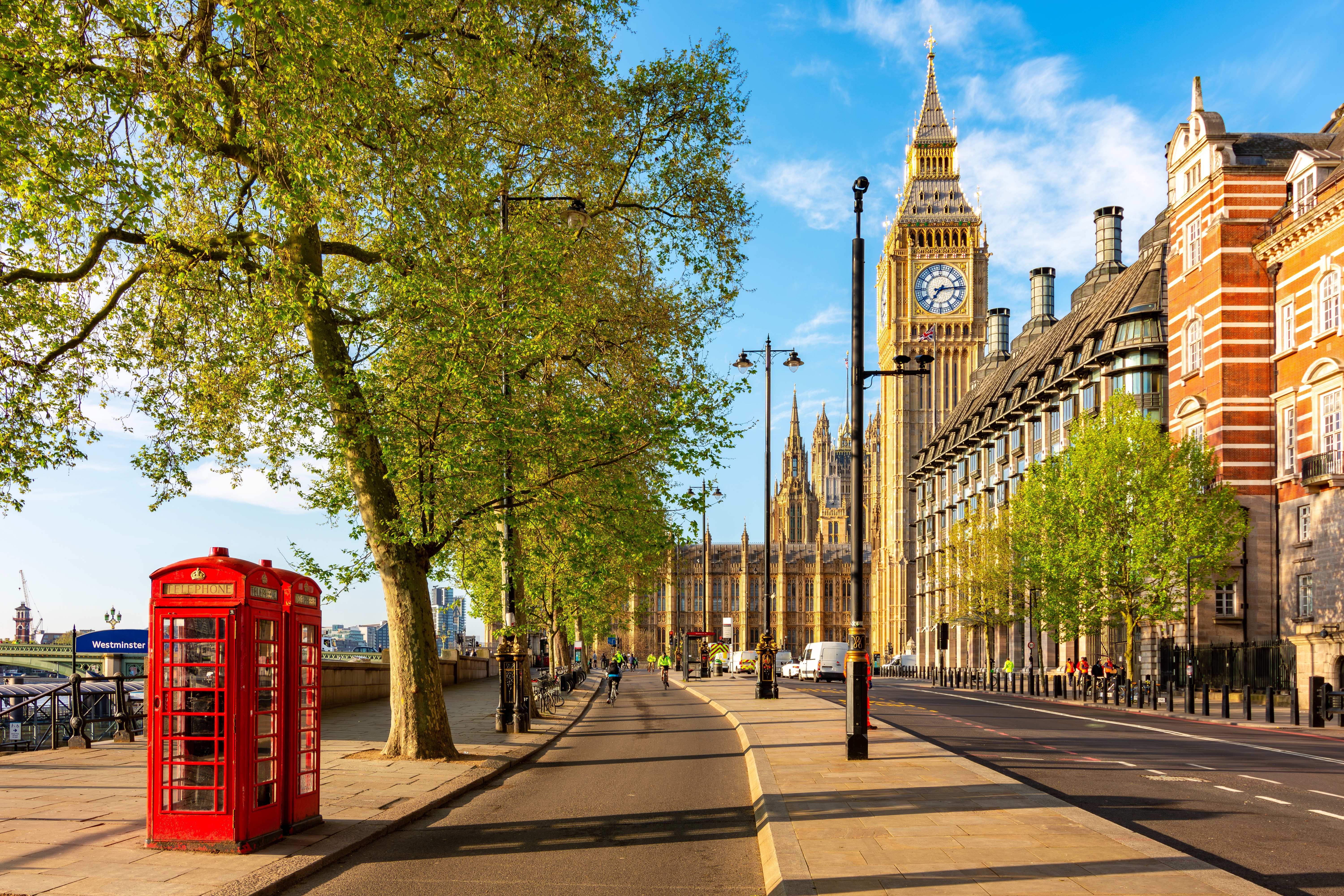 Klassiske røde telefonbokse ved Victoria Embankment med Big Ben og parlamentsbygningen i baggrunden, London, England