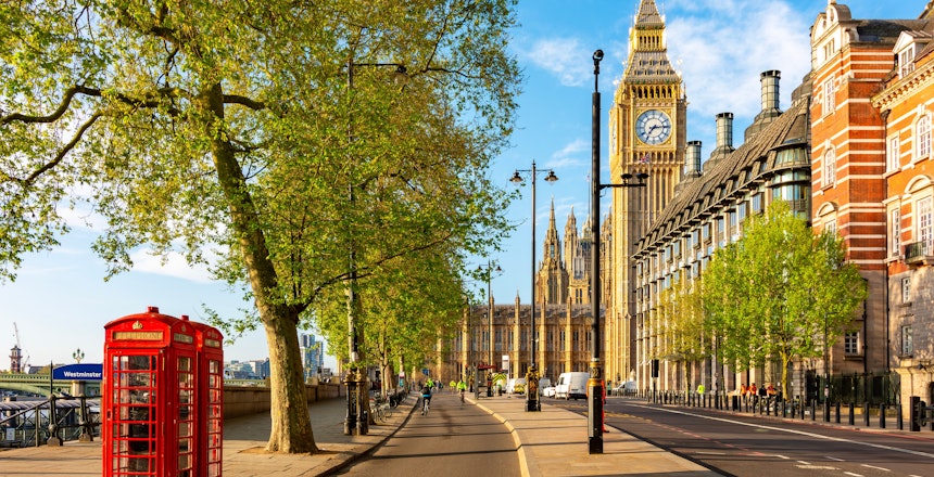 Klassiske røde telefonbokse ved Victoria Embankment med Big Ben og parlamentsbygningen i baggrunden, London, England