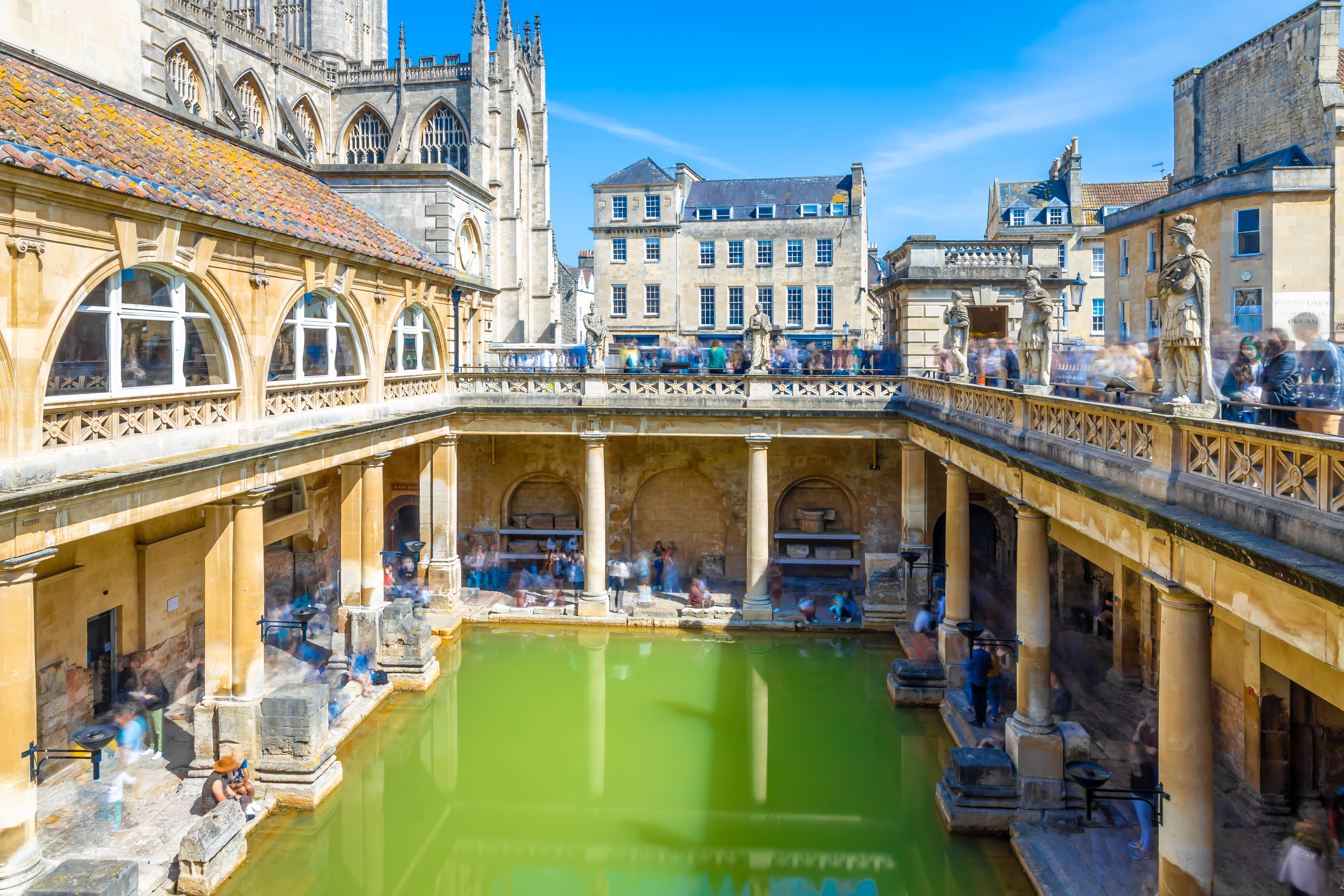 Roman Baths i Bath England med historiske termiske kilder og georgisk arkitektur