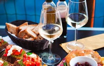 Romantisk middag for to med hvidvin og italiensk antipasti ved solnedgang i Manarola, Cinque Terre