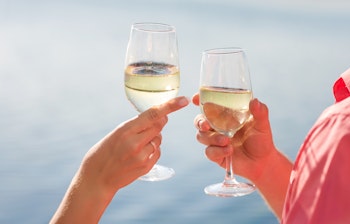 Romantisk par nyder champagne på en luksuriøs yacht under deres drømmeferie på havet