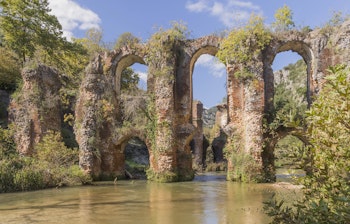 Historiske romerske akvædukter fra oldtidens Nikopolis ved Louros-dalen nær Filippiada i Preveza, Grækenland