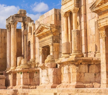Romersk amfiteater South Theatre med antikke stensøjler og sæderækker i Jerash arkæologiske område, Jordan