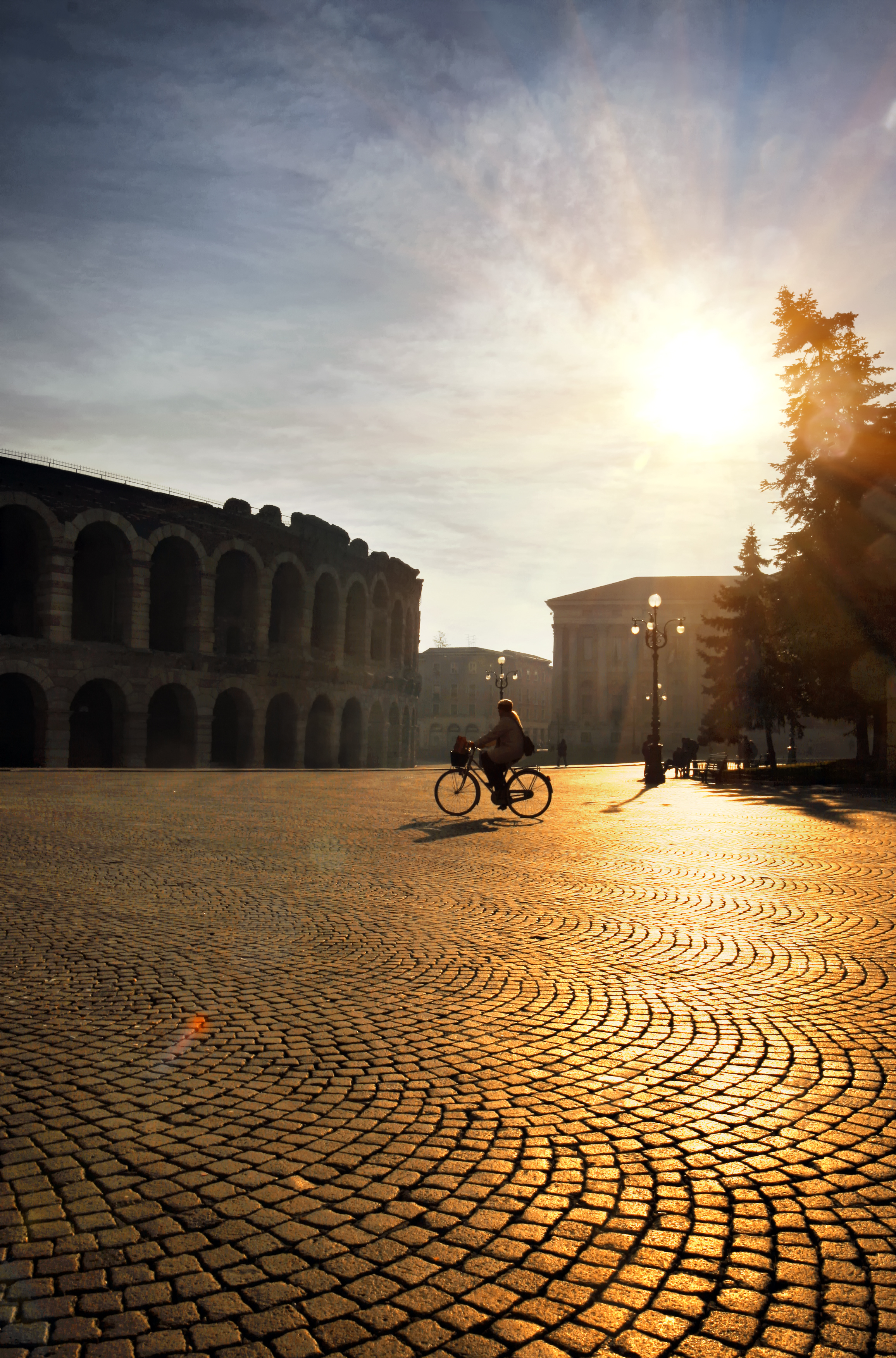 Den historiske romerske arena på Piazza Bra i Verona, Italien, badet i solskin