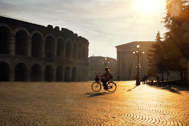 Den historiske romerske arena på Piazza Bra i Verona, Italien, badet i solskin