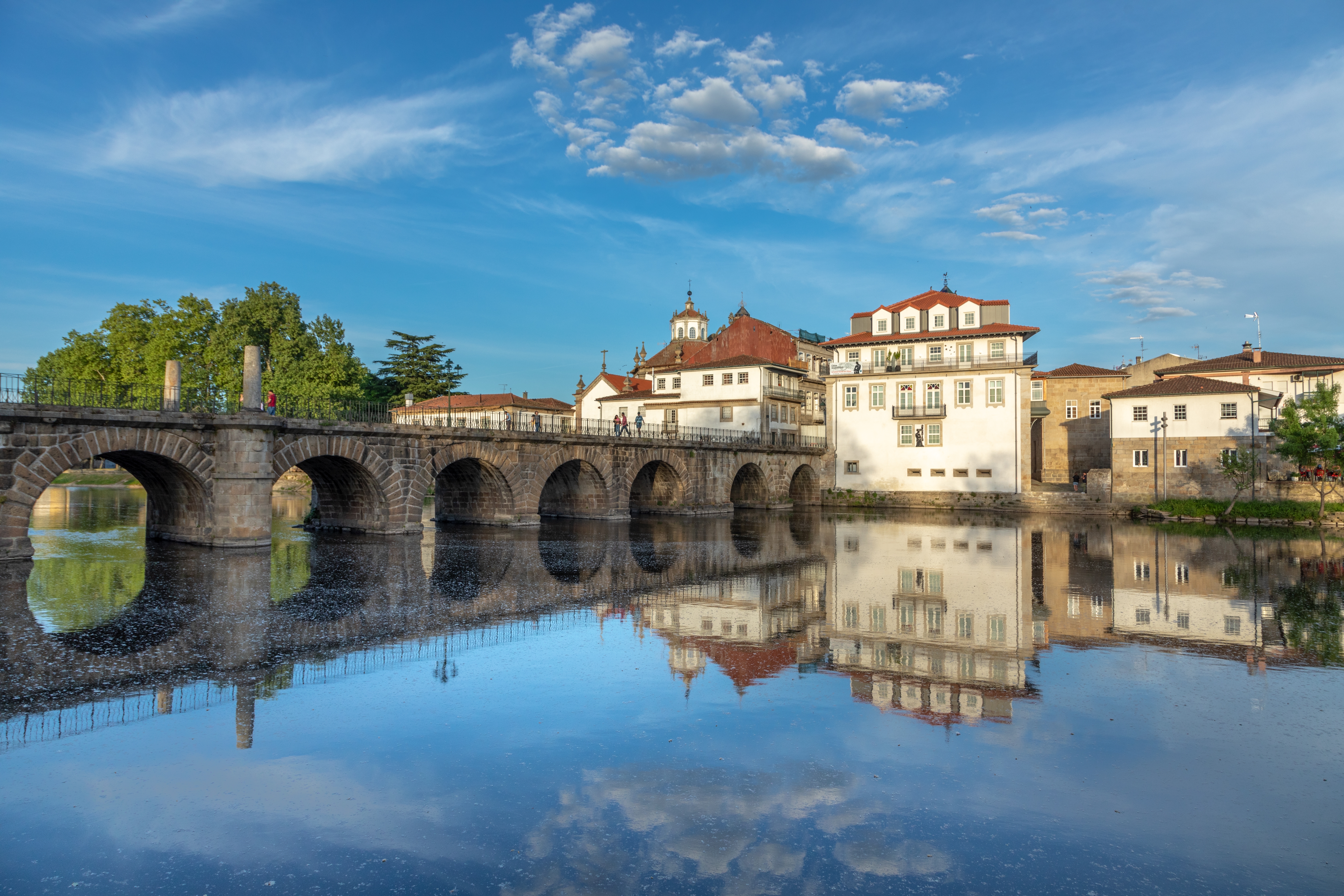 Den romerske Ponte de Trajano-bro spejlet i Tamega-floden i Chaves, Nordportugal