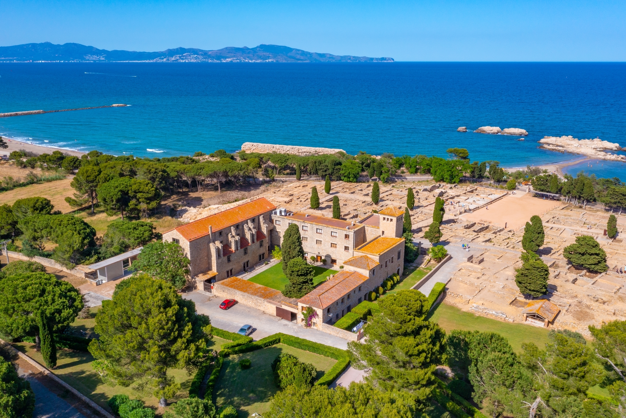 Panoramaudsigt over de historiske romerske ruiner i Empúries ved Costa Bravas kystlinje i Catalonien, Spanien