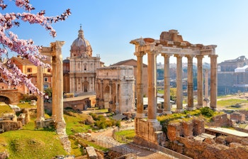Historiske romerske ruiner med forårsblomster ved Forum Romanum i Rom, Italien