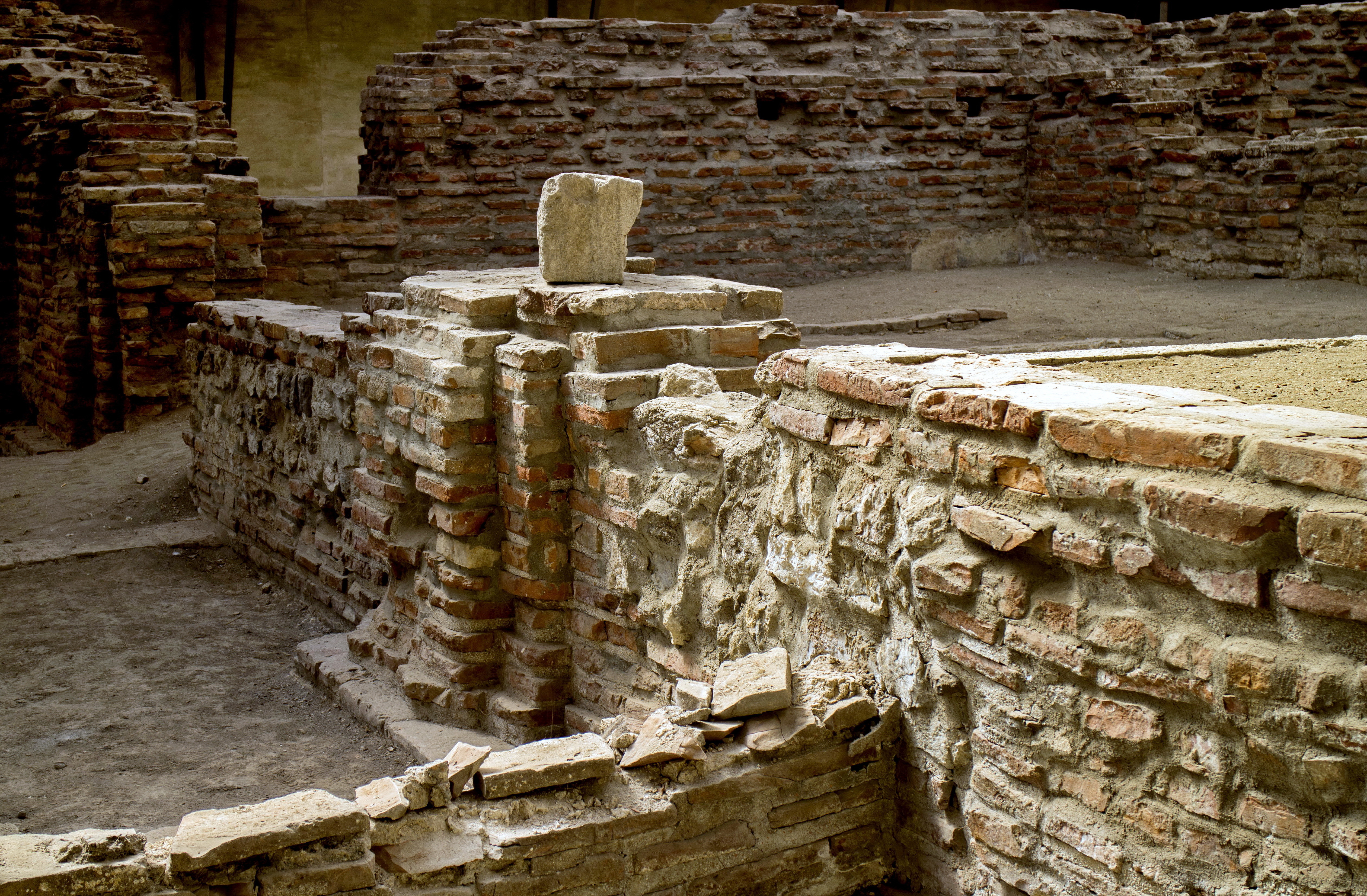 Gamle romerske ruiner med stenbroer og arkæologiske fund på Sirmium historiske område i Serbien