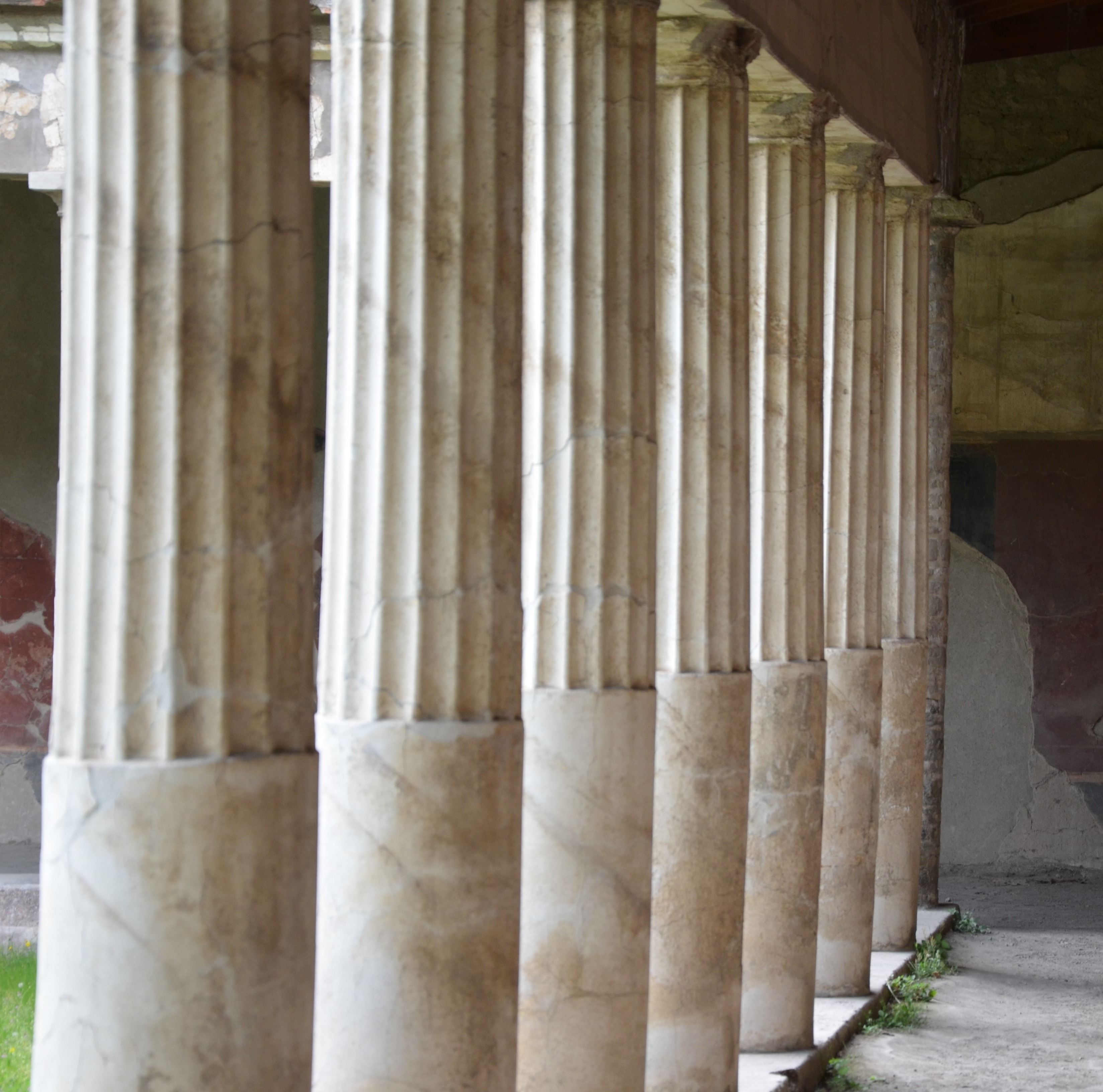 Antikke romerske søjler og ruiner ved Villa Poppea arkæologiske område i Torre Annunziata nær Napoli Italien