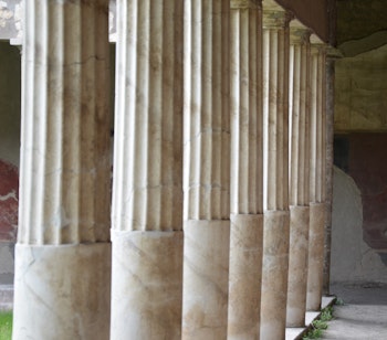 Antikke romerske søjler og ruiner ved Villa Poppea arkæologiske område i Torre Annunziata nær Napoli Italien