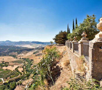 Historisk bro og gamle mure i Ronda med panoramaudsigt over Andalusiens dramatiske landskab