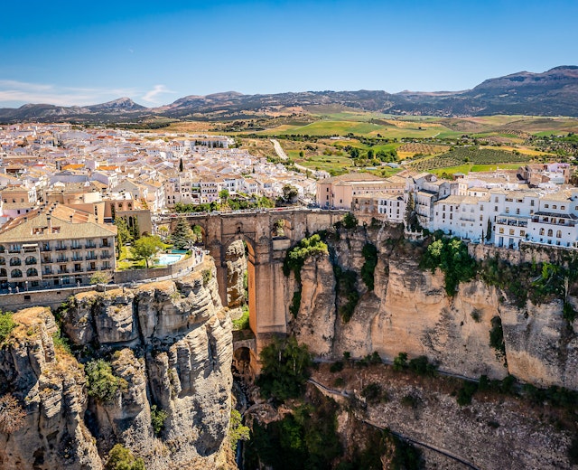 Betagende udsigt over Ronda i Andalusien med historiske bygninger på klippekanten og den berømte bro over kløften