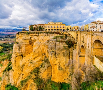 Den historiske by Ronda på klippeplateau med den imponerende Puente Nuevo-bro over den dybe Tajo-kløft i Andalusien, Spanien