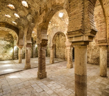 De historiske arabiske bade fra 1100-tallet i Ronda med karakteristiske mauriske buer, søjler og stjernehimmel i det velbevarede andalusiske monument