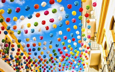 Farverig festivalstemning fra Pedro Romero Festival i Ronda, Andalusien, med festlige dekorationer under den traditionelle feria-sæson i Spanien