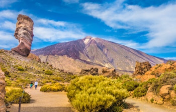 Panoramaudsigt over den berømte Roque Cinchado klippeformation med Teide vulkanen i baggrunden i Teide Nationalpark, Tenerife, Kanariske Øer