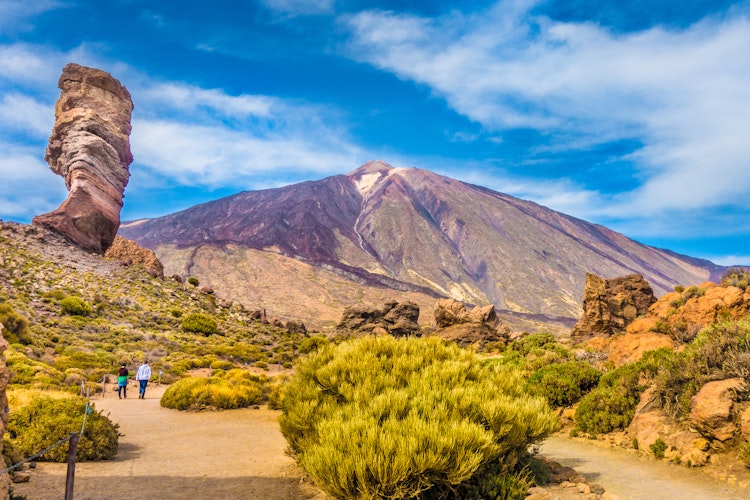 Panoramaudsigt over den berømte Roque Cinchado klippeformation med Teide vulkanen i baggrunden i Teide Nationalpark, Tenerife, Kanariske Øer