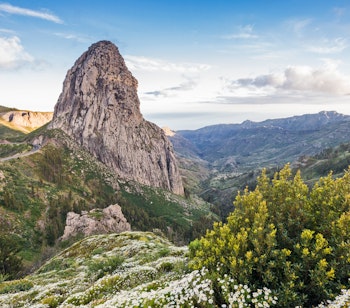 Majestætisk udsigt over den ikoniske vulkanske klippe Roque de Agando omgivet af frodige grønne dale på La Gomera