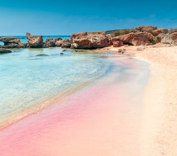 Den berømte lyserøde strand Elafonissi på Kreta med krystalklart turkisblåt vand og idyllisk kystlandskab