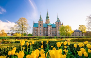 Rosenborg Slot med smukke gule tulipaner i København Danmark om foråret