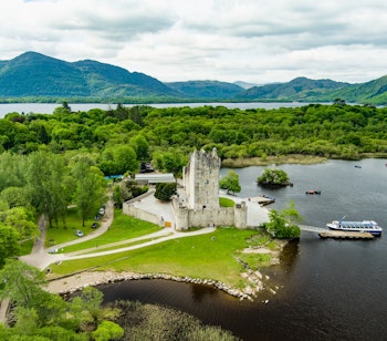 Luftfoto af Ross Castle, en historisk middelalderfæstning fra 1400-tallet ved Lough Leane søen i Killarney Nationalpark, County Kerry, Irland