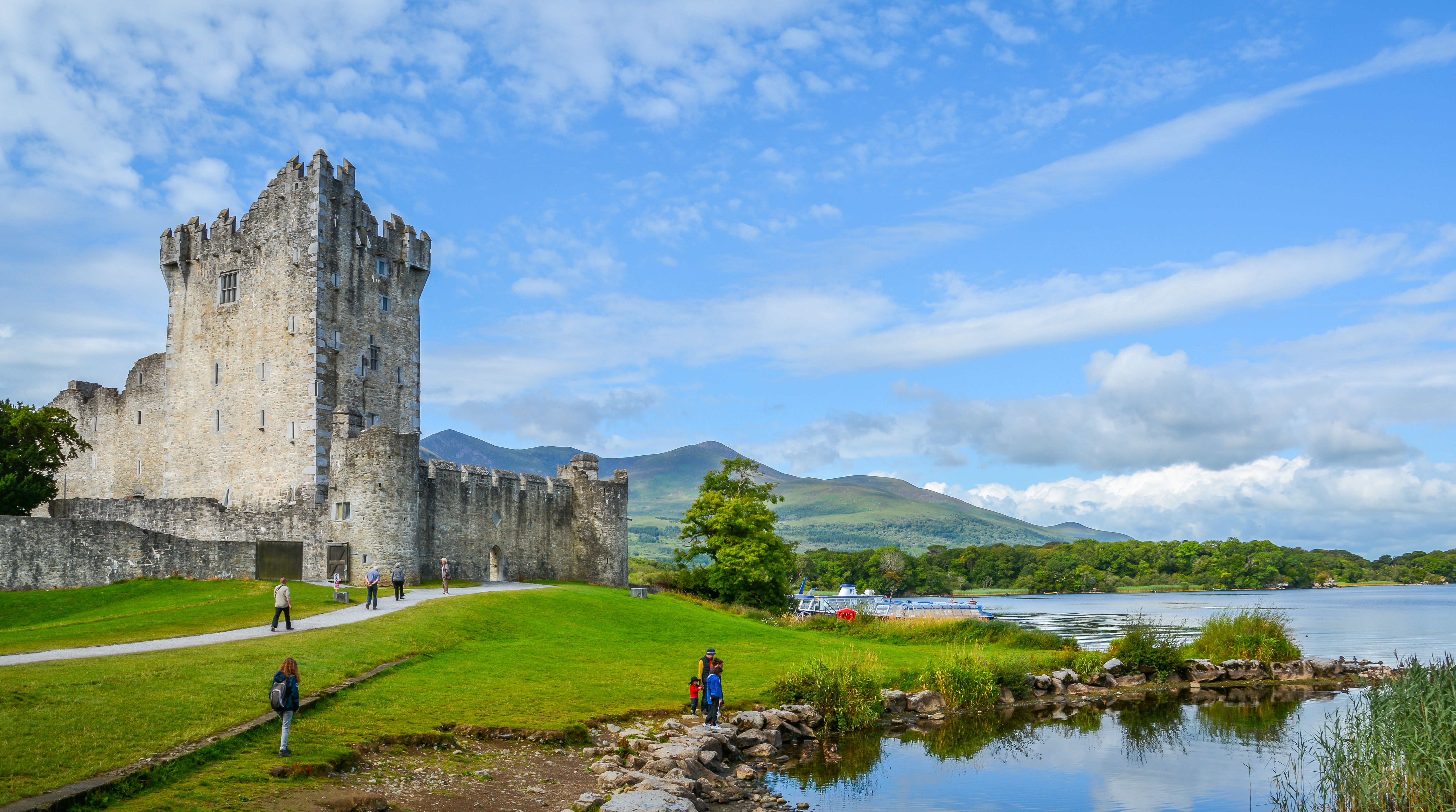 Det historiske Ross Castle på en solrig morgen ved Lough Leane søen i Killarney National Park, County Kerry, Irland