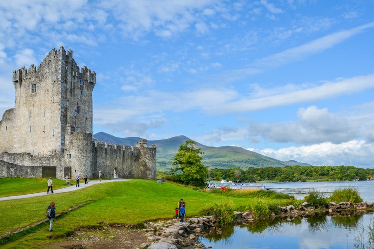 Det historiske Ross Castle på en solrig morgen ved Lough Leane søen i Killarney National Park, County Kerry, Irland