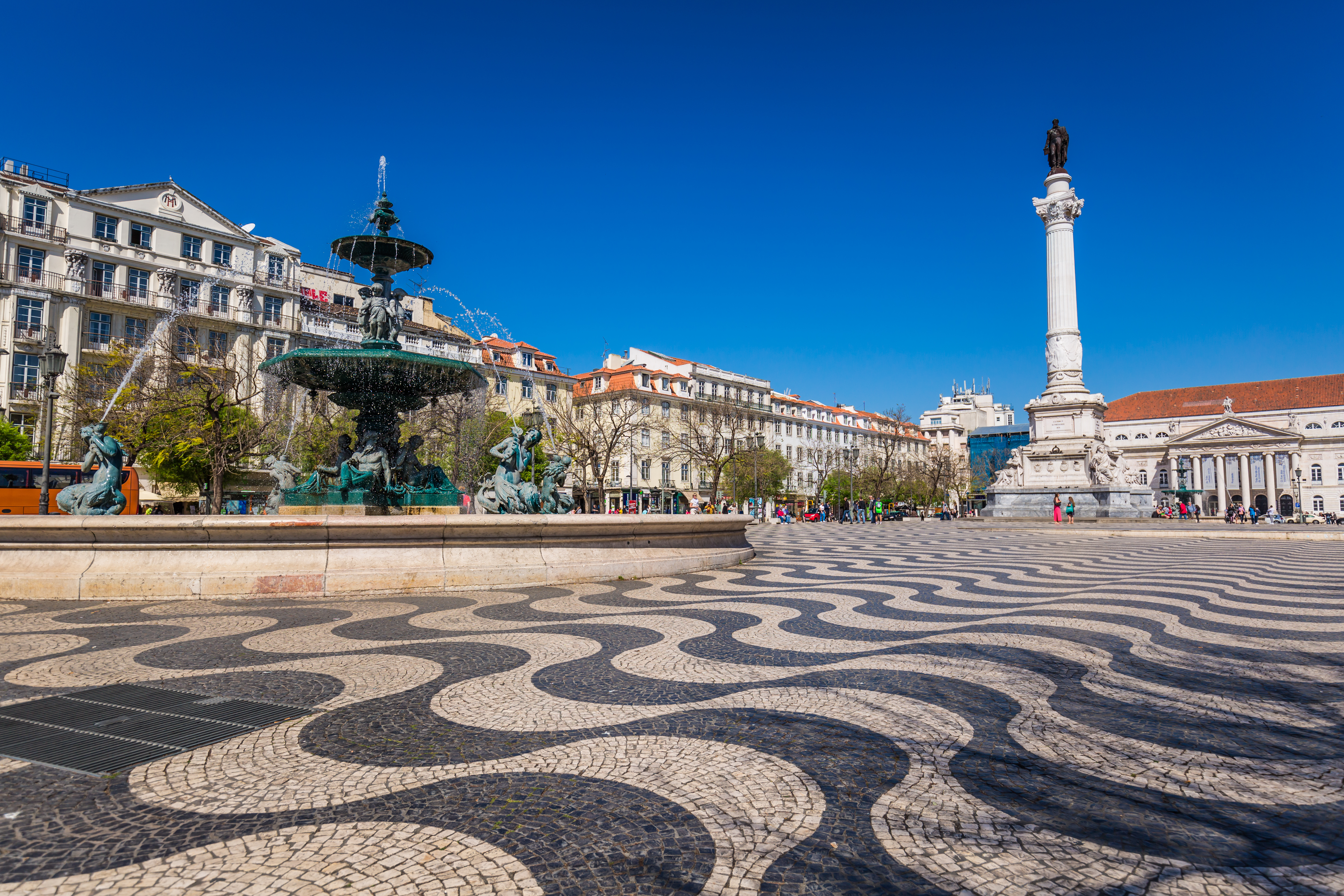Rossio Plads i Lissabon med historiske bygninger og Dom Pedro IV søjle