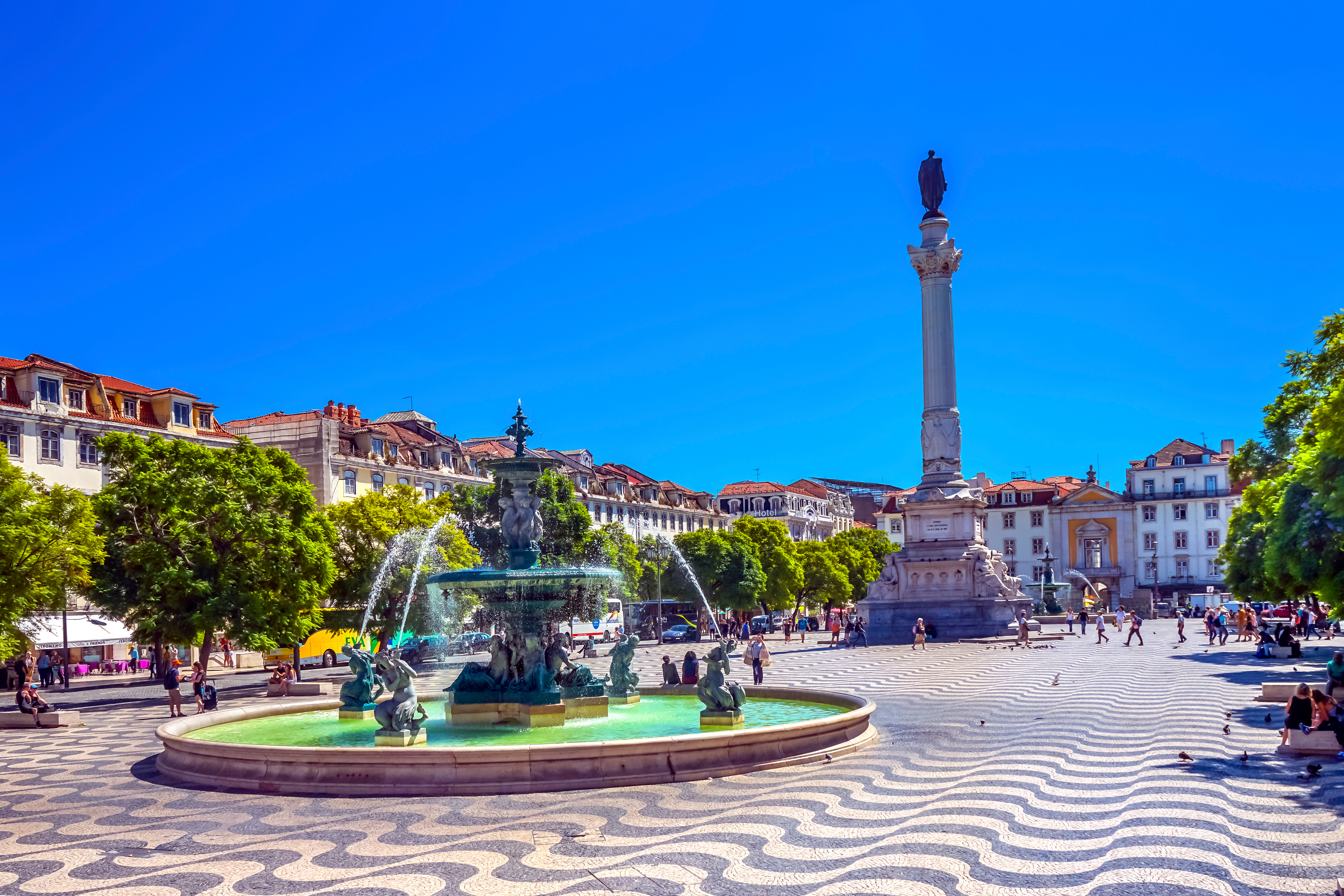 Historiske Rossio Plads med Pedro IV søjle og springvand i centrum af Lissabon Portugal