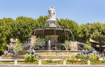 Den ikoniske Rotonde-fontæne med løveskulpturer i Aix-en-Provence, et historisk vartegn i Sydfrankrig