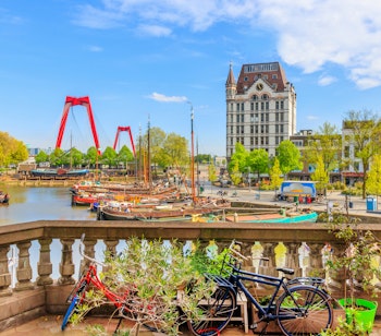 Smuk udsigt over Oude Haven i Rotterdam med den røde Willemsbrug, historiske både og det ikoniske Hvide Hus på en solrig dag i Holland