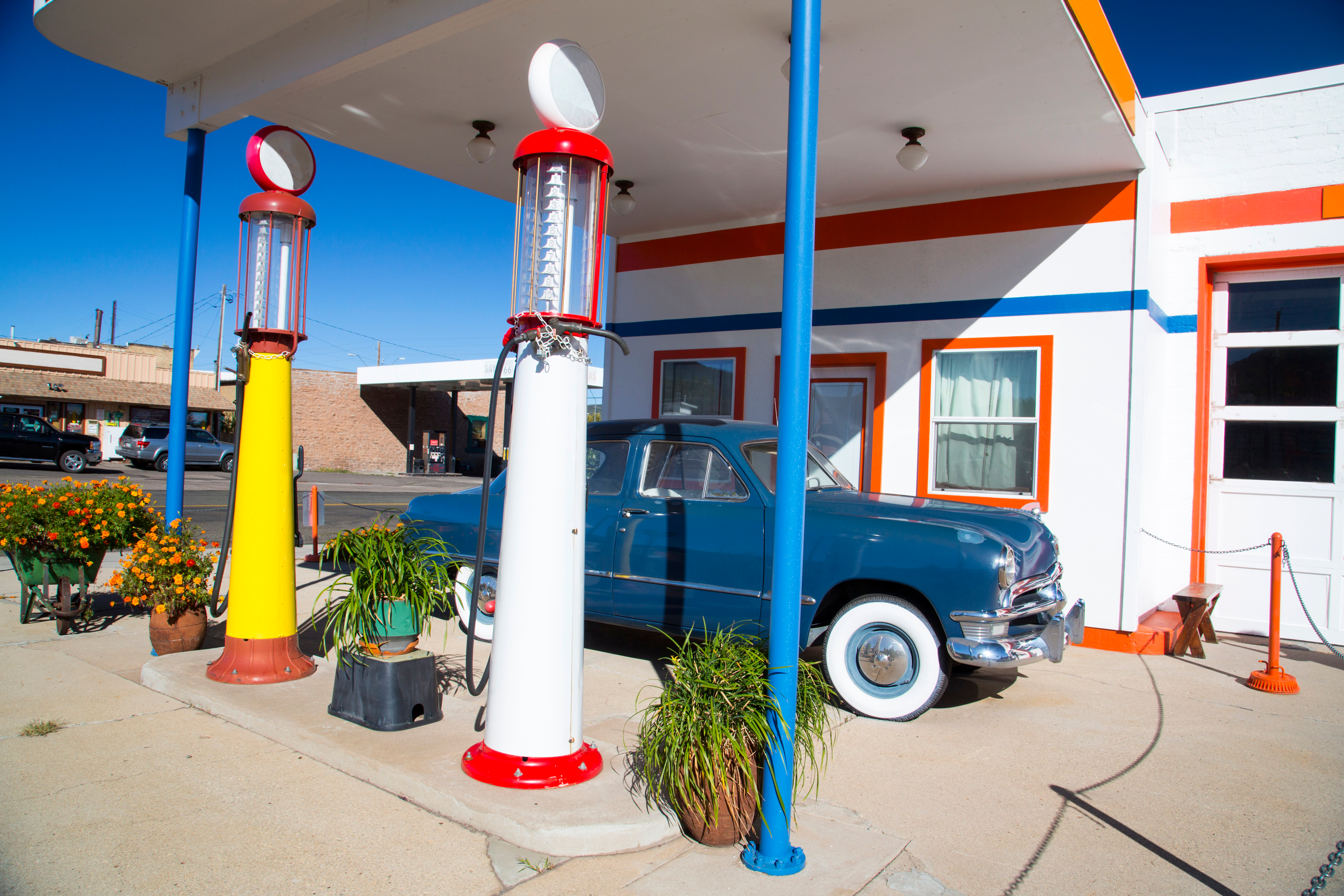 Historisk Route 66 tankstation med klassisk blå bil i Williams Arizona