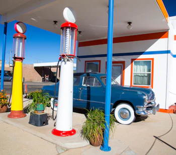Historisk Route 66 tankstation med klassisk blå bil i Williams Arizona