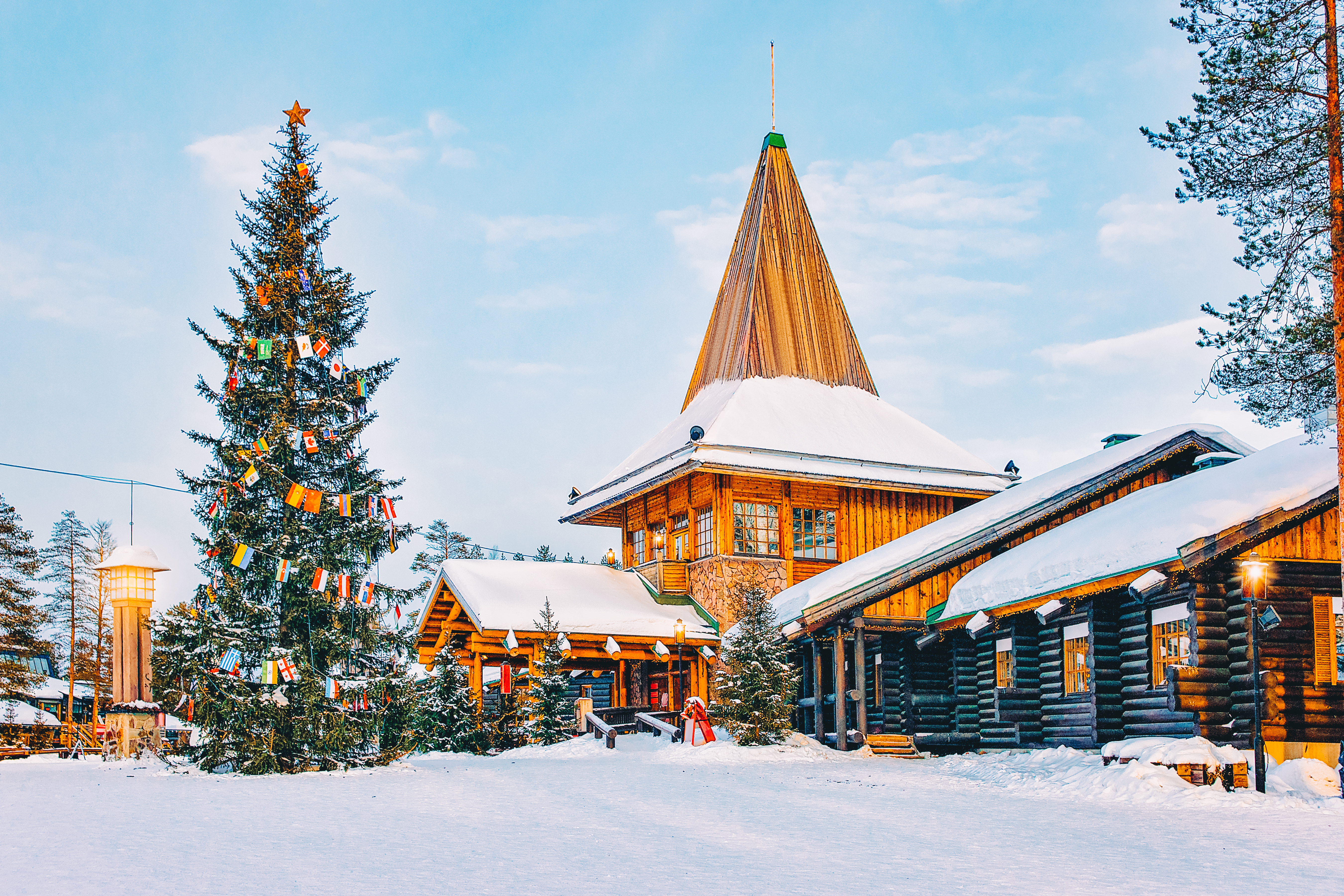 Julemandsby i Rovaniemi Lapland Finland med snedækkede træhuse og juletræ