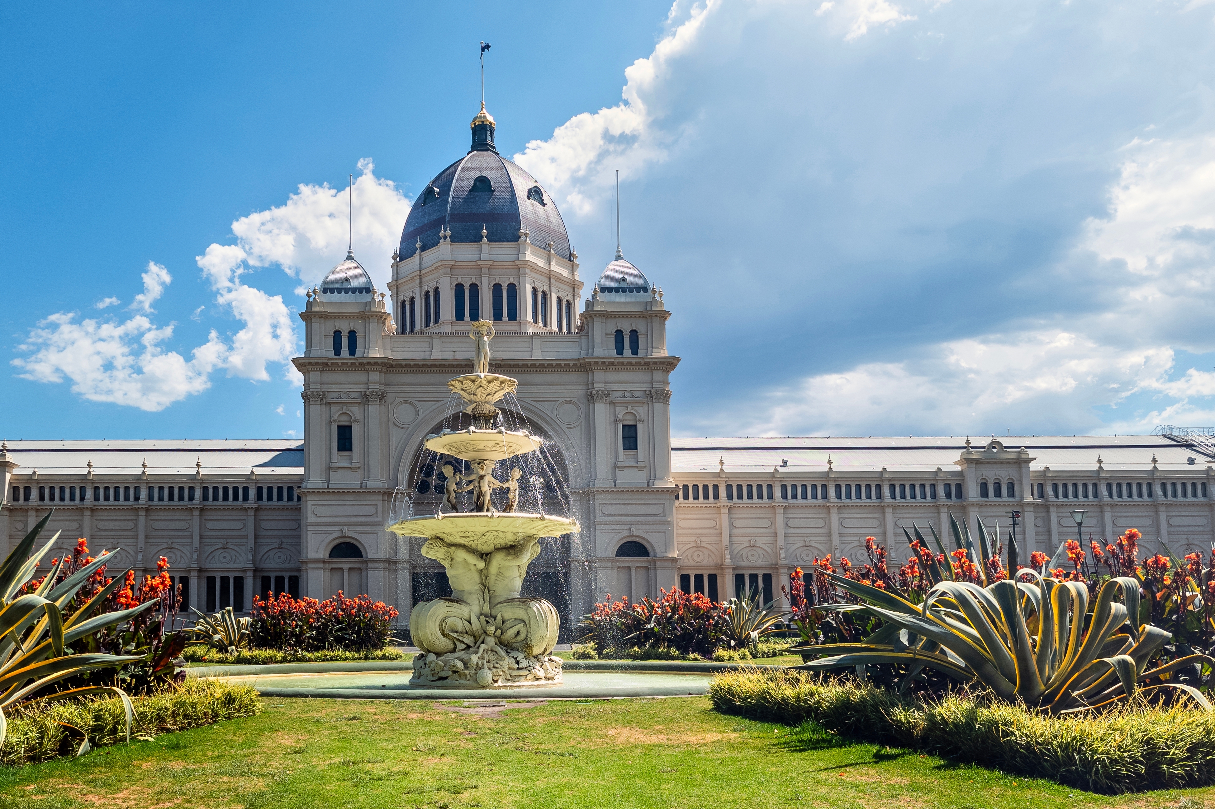 Royal Exhibition Building i Melbourne med smuk fontæne i Carlton Gardens Australien