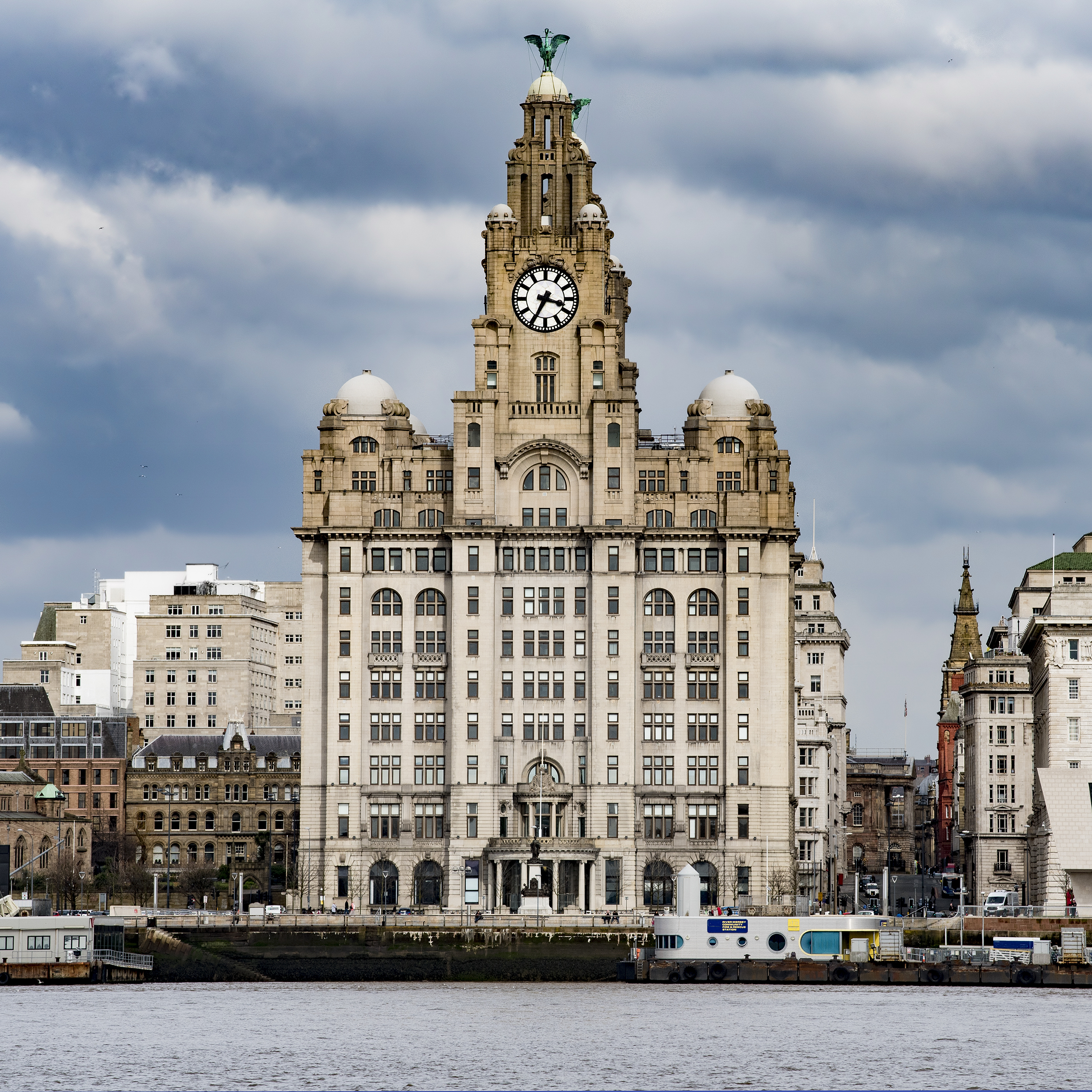 Det historiske Royal Liver Building ved Liverpools havnefront med de ikoniske Liver-fugle og udsigt over floden Mersey