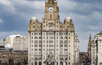 Det historiske Royal Liver Building ved Liverpools havnefront med de ikoniske Liver-fugle og udsigt over floden Mersey