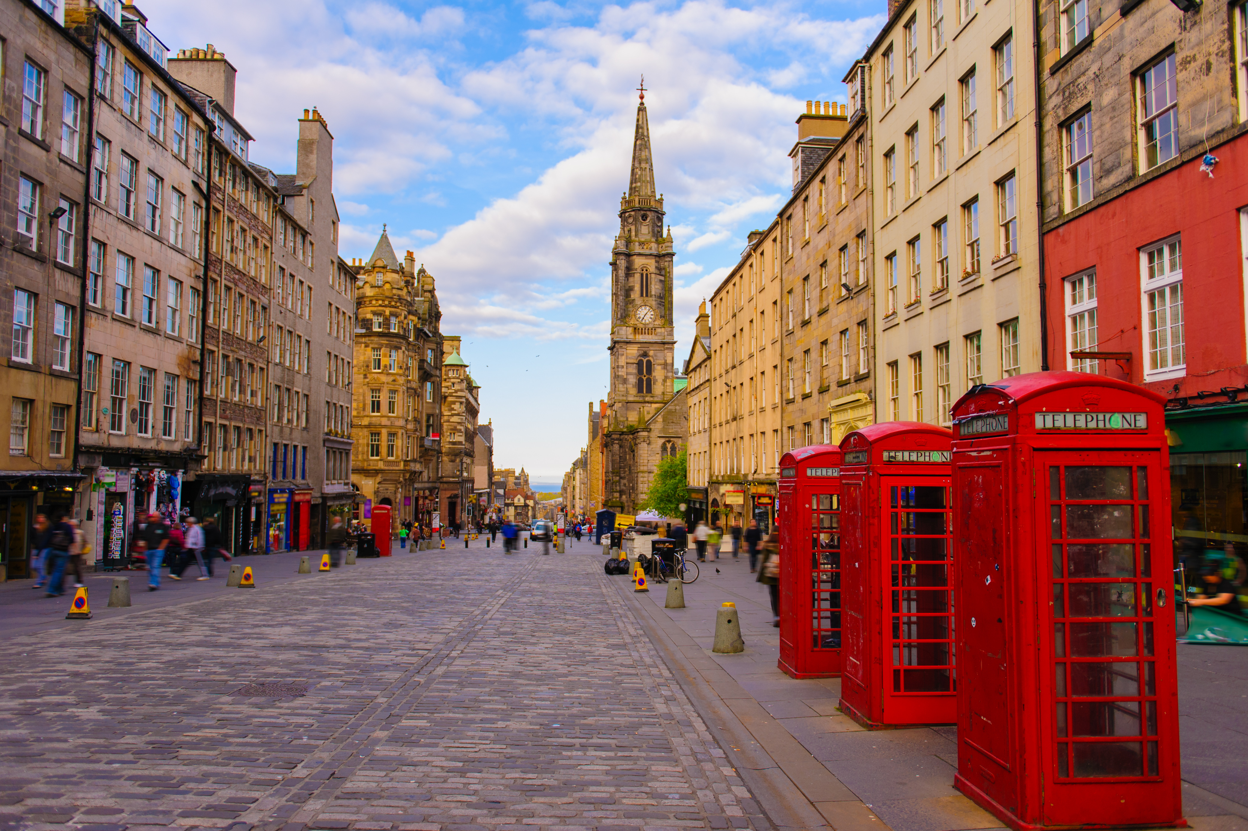 Den historiske Royal Mile i Edinburgh med charmerende bygninger og traditionel skotsk arkitektur i hjertet af Skotlands hovedstad