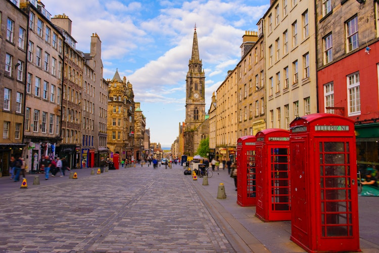 Den historiske Royal Mile i Edinburgh med charmerende bygninger og traditionel skotsk arkitektur i hjertet af Skotlands hovedstad
