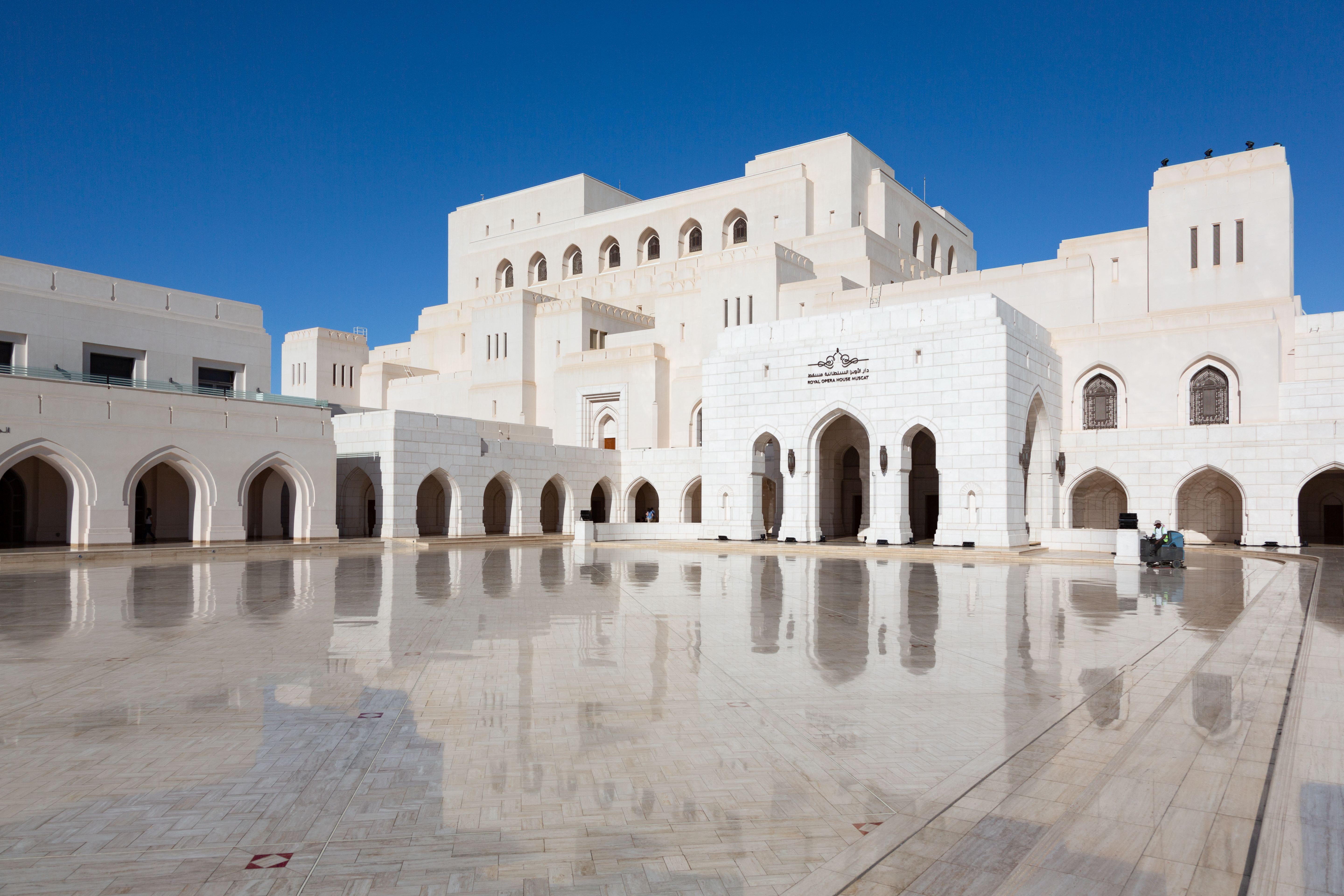 Royal Opera House i Muscat, Oman med smukke spejlinger i det polerede marmorgulv foran den imponerende bygning
