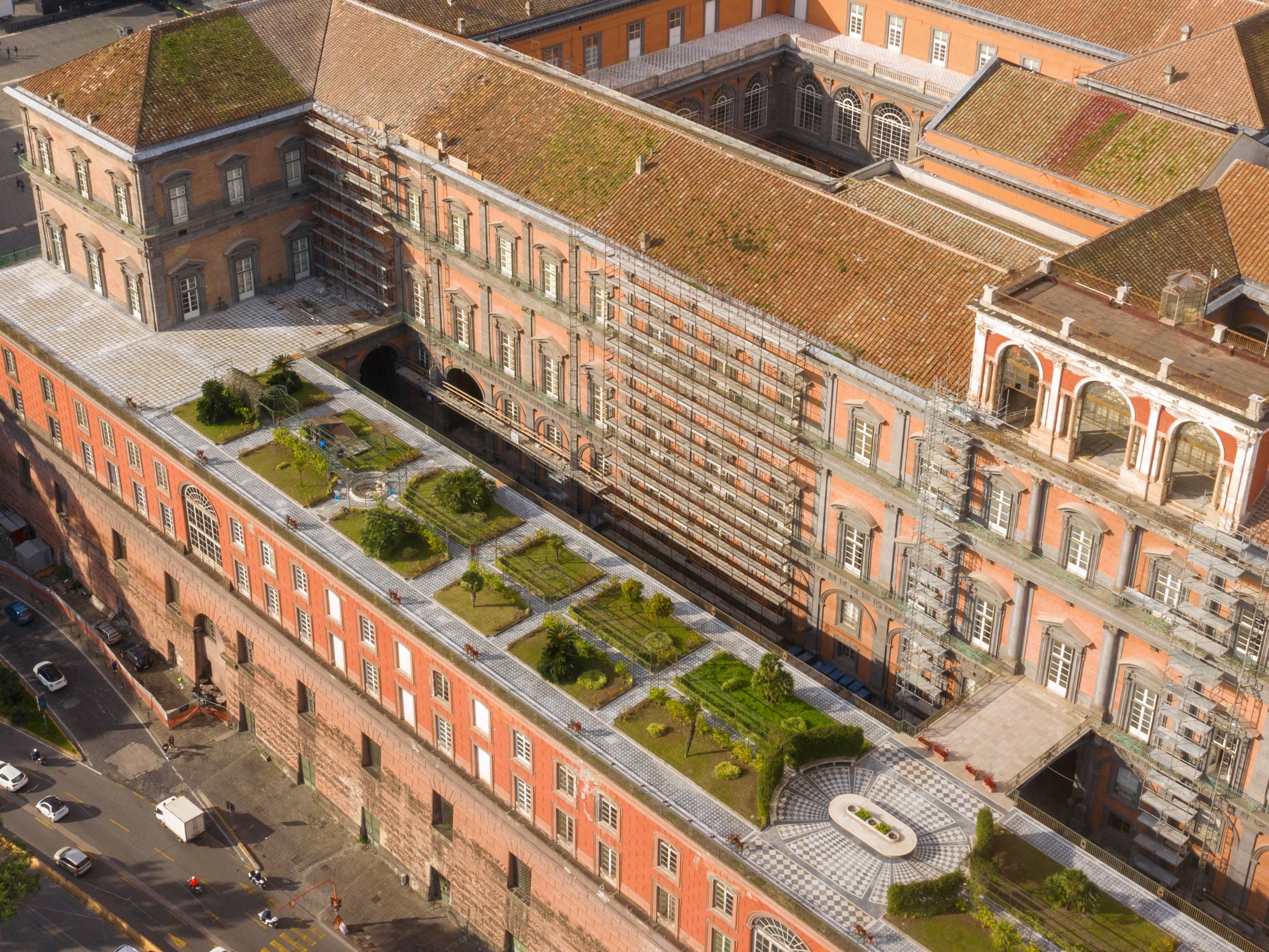 Luftfoto af Det Kongelige Palads i Napoli med tagterrasse og neoklassisk arkitektur, Italien