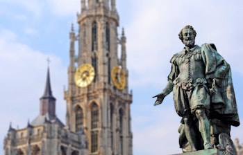 Historisk bronzestatue af den flamske maler Peter Paul Rubens med den gotiske Vor Frue Katedral i baggrunden i Antwerpen, Belgien