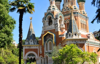 Den farverige russisk-ortodokse Skt. Nikolaj Katedral med karakteristiske kupler i Nice på den franske riviera
