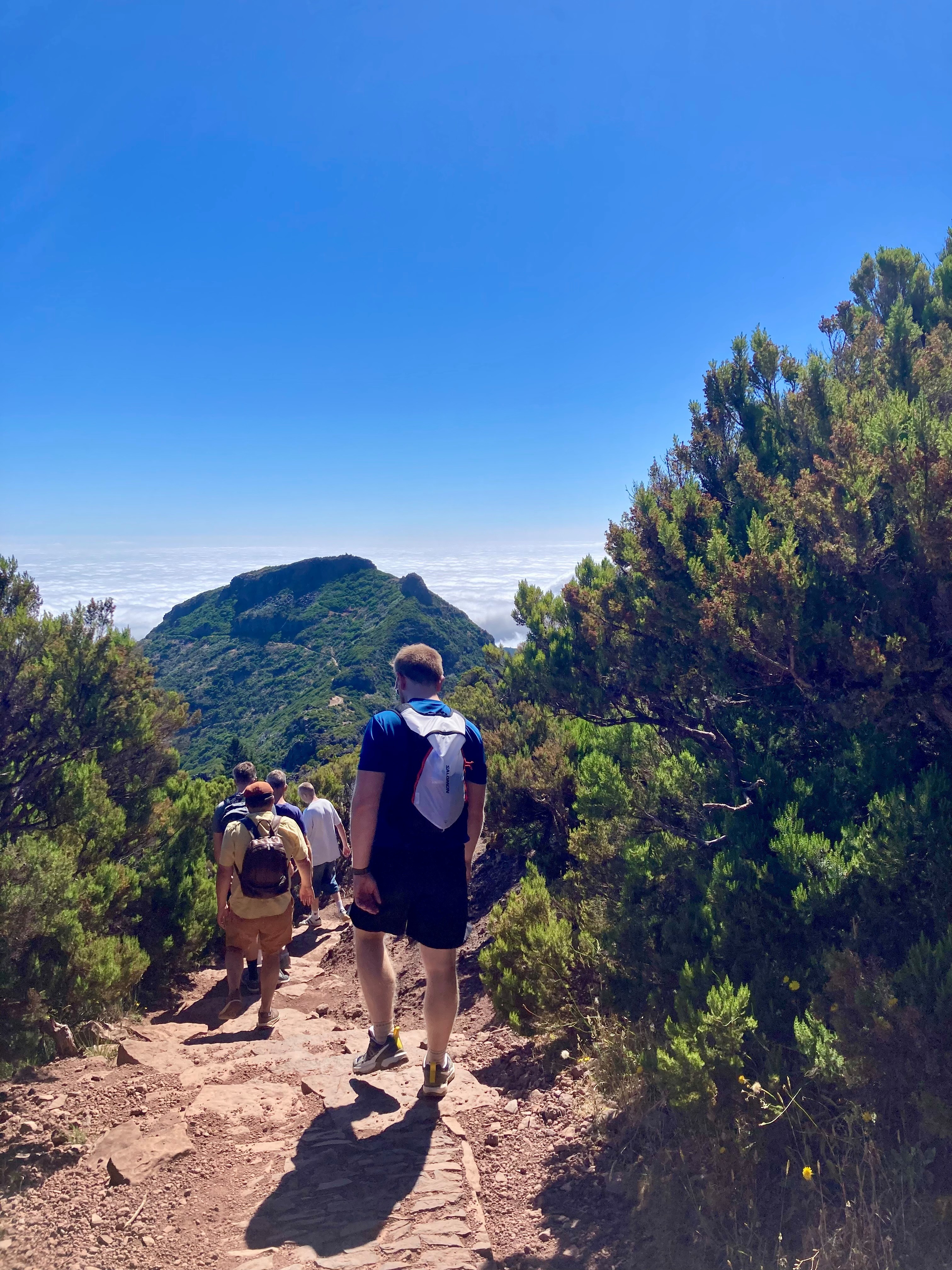 Folk der bevæger sig langs vandresti i bjergtoppene