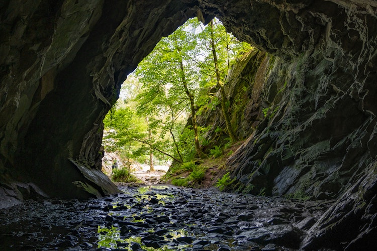 Udsigt fra indgangen af Rydal-grotten ud mod det smukke landskab i Lake District, et højdepunkt på vandreruten mellem Ambleside og Grasmere