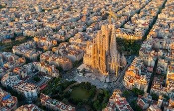 sagrada-familia-barcelona-luftfoto-eixample-solopgang