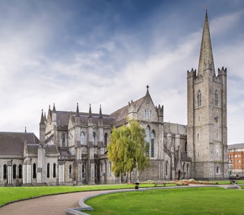 Den historiske Saint Patrick's Cathedral i Dublin, grundlagt i 1191, med sin imponerende gotiske arkitektur og majestætiske tårne omgivet af en frodig grøn park - et must-see på din rejse til Irland