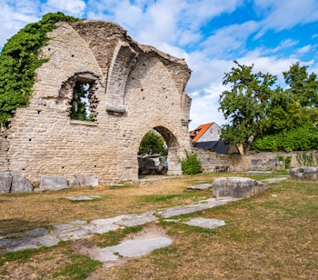 Historiske ruiner af Saint Per Kirken i Visby på Gotland, Sveriges ældste stenkirke opført omkring 1060 på et tidligere hedensk offersted, med imponerende kalkstensarkitektur fra middelalderen